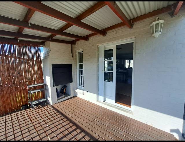 2 bed property to rent in VAN RIEBEECK PARK